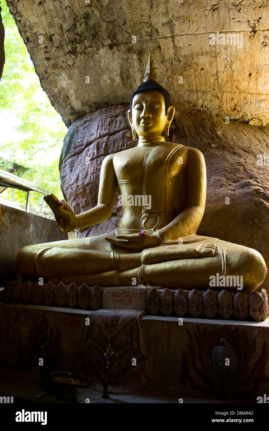 Buddha-Statue in Höhle im Wat Tham Klong Phen Nongbualamphu Provinz - Nord-Ost-Thailand Stockfoto