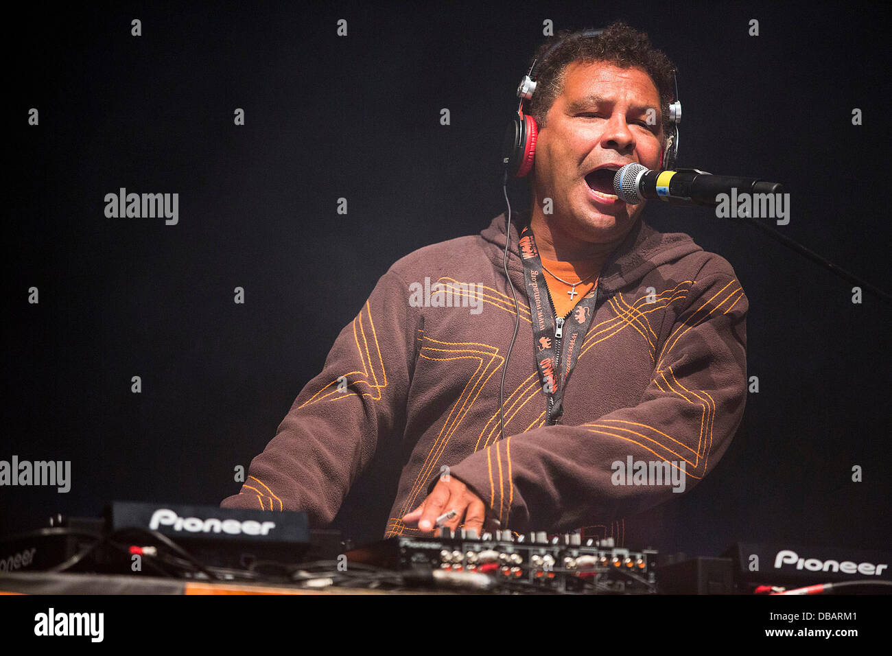 Malmesbury, Wiltshire, UK. 26. Juli 2013. BBC 6Music DJ Craig Charles führt beim WOMAD-Festival in Charlton Park in der Nähe von Malmesbury in Wiltshire. Die World Music Festival zieht fast 40.000 Menschen, die ländliche Lage. 26. Juli 2013 Kredit: Adam Gasson/Alamy Live-Nachrichten Stockfoto