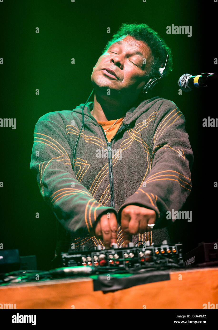 Malmesbury, Wiltshire, UK. 26. Juli 2013. BBC 6Music DJ Craig Charles führt beim WOMAD-Festival in Charlton Park in der Nähe von Malmesbury in Wiltshire. Die World Music Festival zieht fast 40.000 Menschen, die ländliche Lage. 26. Juli 2013 Kredit: Adam Gasson/Alamy Live-Nachrichten Stockfoto
