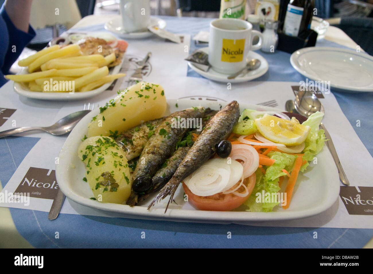 Traditionelles Sardine Mittagessen im Café in Funchal auf der Insel Madeira Portugal Stockfoto