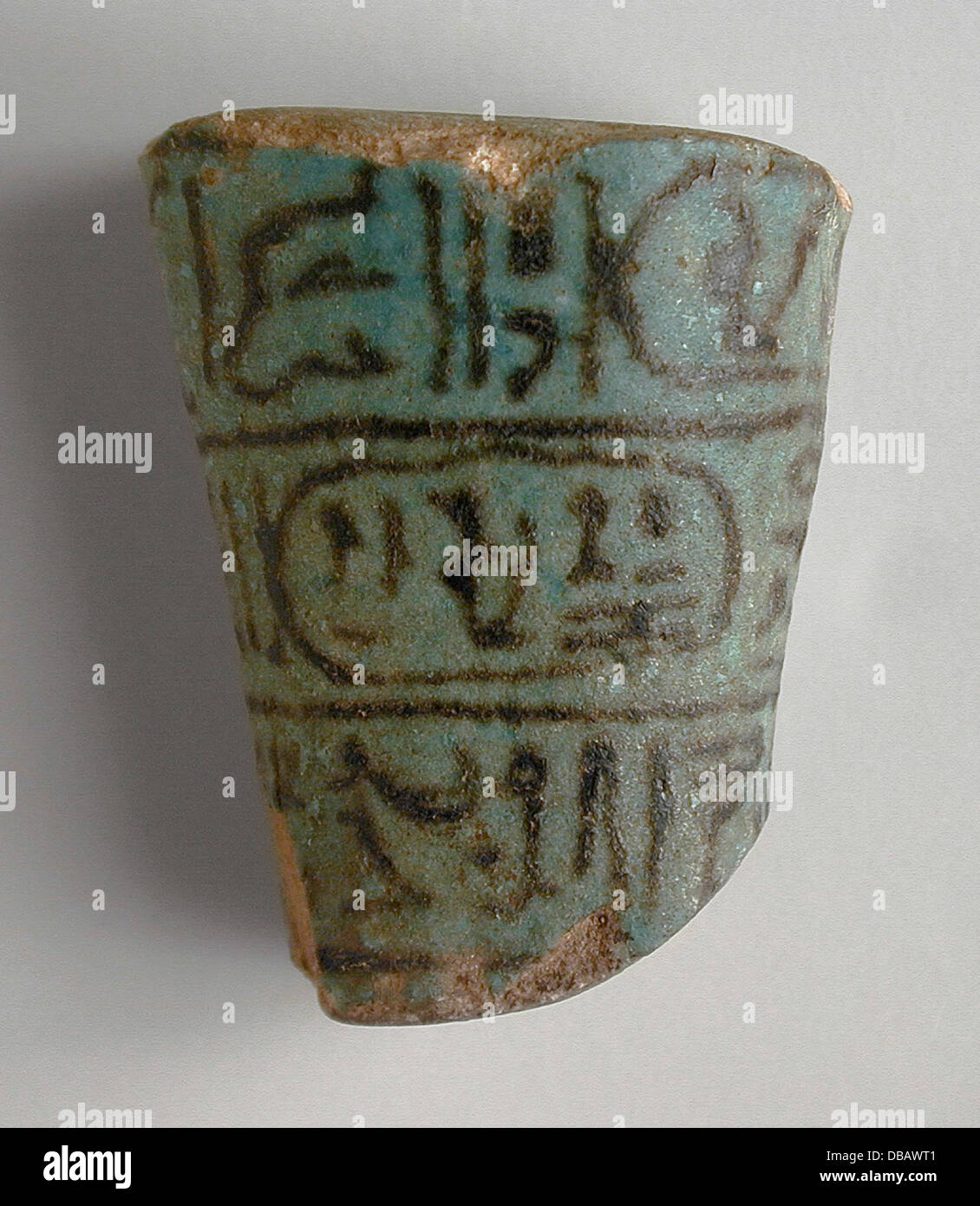 Dieser Schabti von Nectanebo I, ausgestellt im Los Angeles County Museum of Art, ist eine altägyptische Begräbnisfigur. Er wurde entworfen, um dem Pharao im Jenseits zu dienen, indem er Aufgaben für ihn erledigte. Die Statue ist aus Fayence gefertigt und zeigt detaillierte Details, die typisch für die ägyptische Leichenkunst sind und sowohl religiöse Überzeugungen als auch königliche Ikonographie widerspiegeln. Stockfoto