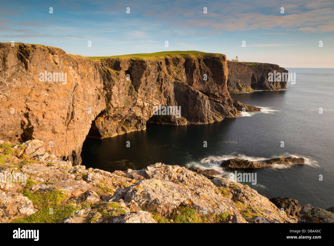 Eshaness; Klippen und Leuchtturm; Shetland; VEREINIGTES KÖNIGREICH; Stockfoto