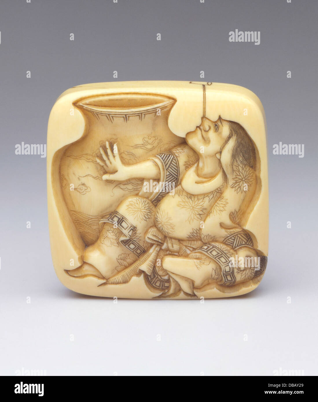 Dieses Kunstwerk mit dem Titel „Shojo – The Drunken Sea Sprite“ ist eine Darstellung aus der japanischen Mythologie, die in LACMA's Sammlung japanischer Kunst untergebracht ist und einen Meeresgeist veranschaulicht, der für seine Trunkenheit und wilde Natur bekannt ist. Stockfoto