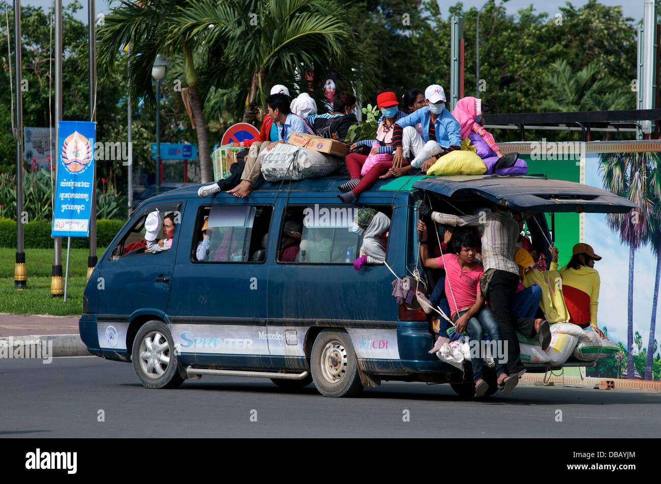 Phnom Penh, Kambodscha. 27. Juli 2013. Kambodschaner sind verpflichtet, in der Provinz, wo sie herkommen, zu stimmen, so dass sie in jede Art von Verkehrsmittel zur Verfügung, die was, eine 5-Stunden holprige Reise auf der Oberseite eine Mini-Bus bedeuten könnte stopfen! Bildnachweis: Kraig Lieb / Alamy Live News Stockfoto