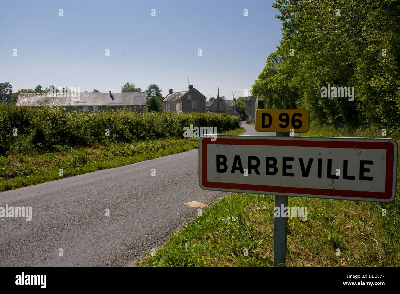 Barbeville:Ortsschild eine der Straße; am Straßenrand Ortstafel von "Barbeville" Stockfoto