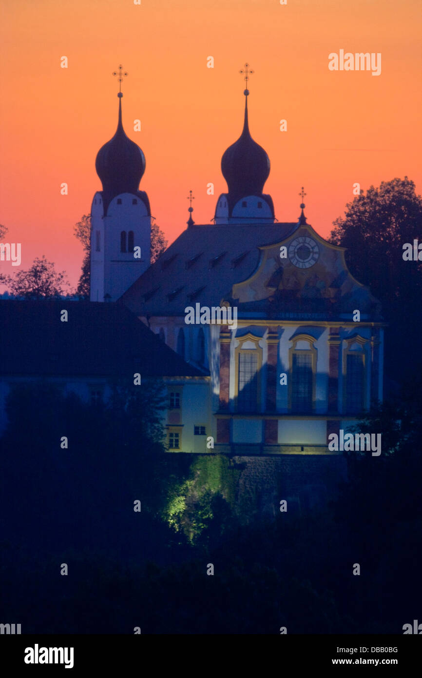 Stiftkirche Baumburg als Silhouette Im hohem; Kirche der ehemaligen Abtei Baumburg gegen roten Abendhimmel Stockfoto