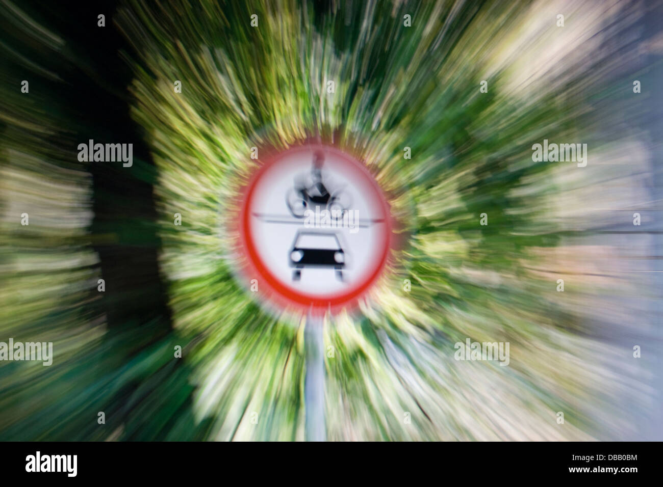 Verbotene Kraftfahrzeuge! Motorisierte Fahrzeuge nicht erlaubt! Stockfoto