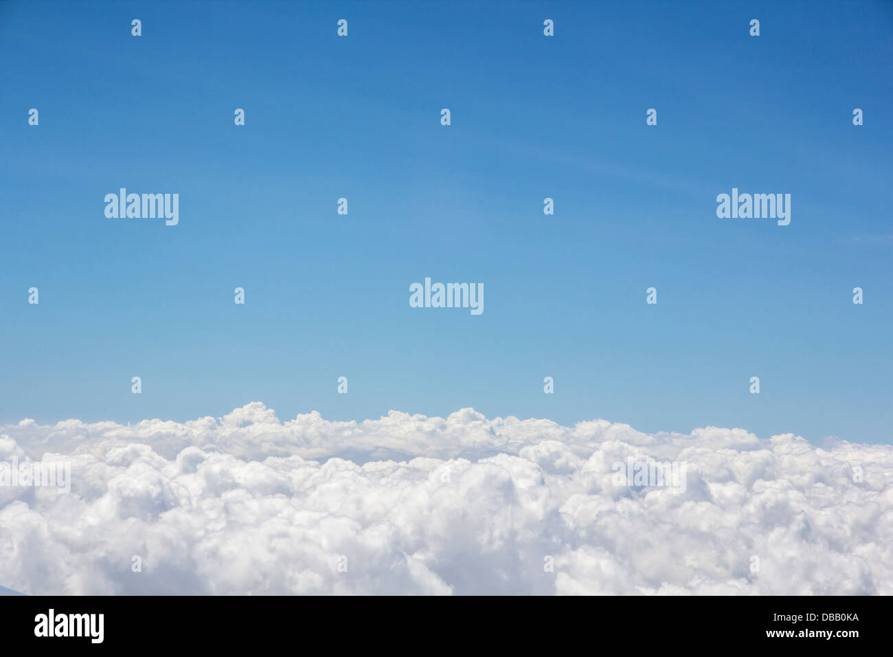 Dichte Gruppe von Cloud unter blauem Himmel Stockfoto