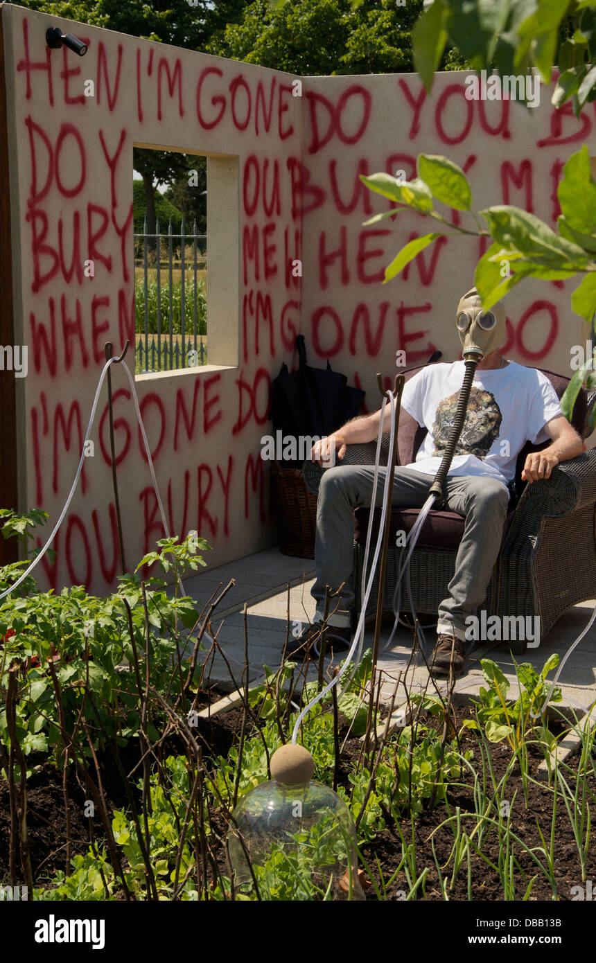 Mann in der Gasmaske Posen im Garten "I Disappear" RHS Hampton Court Palace Flower Show 2013, London, UK, Stockfoto