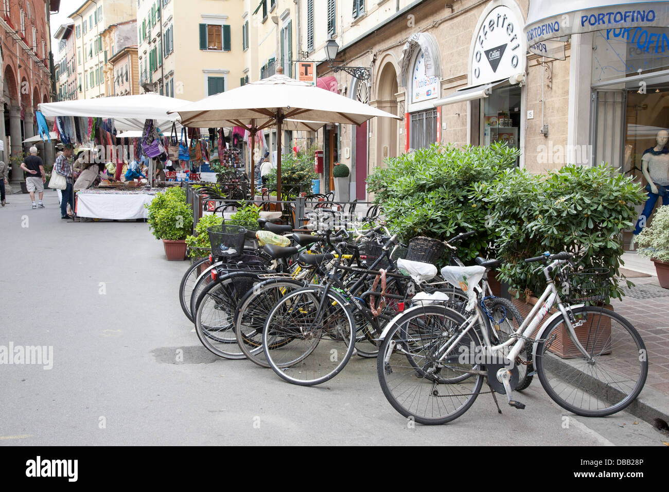 Fahrräder und Markt in Via Guglielmo Oberdan Street; Pisa; Italien Stockfoto