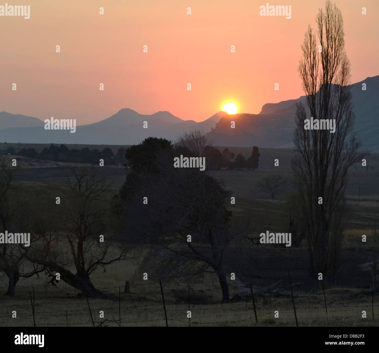 Sonnenuntergang über den Maluti Mountains auf einer Farm in der Nähe von Clarens in der Orange Freestate, Südafrika Stockfoto