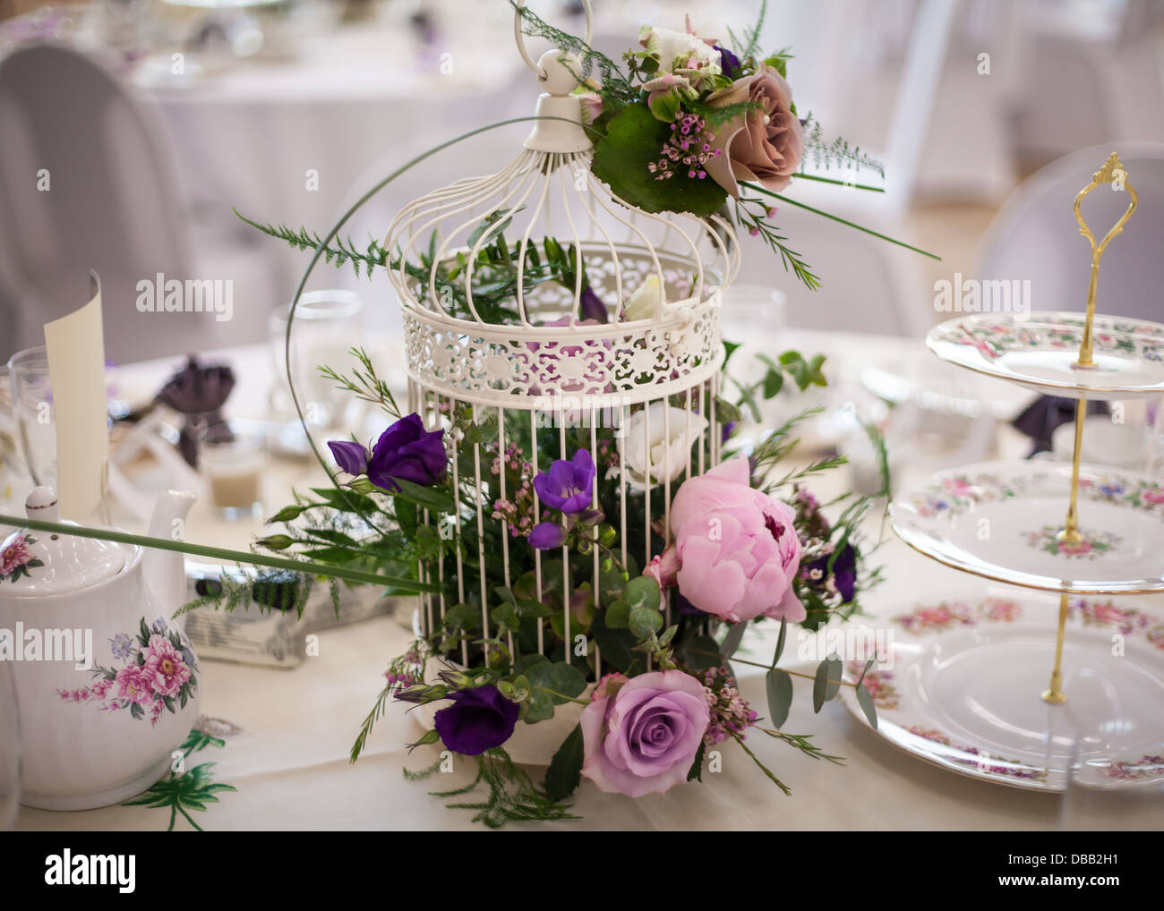 Hochzeitsblumen am Tisch Stockfoto