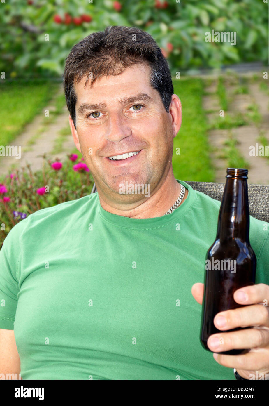 Mann mittleren Alters, genießen Sie ein kühles Bier im freien Stockfoto