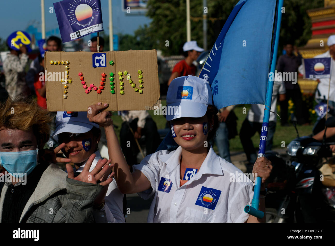 Phnom Penh, Kambodscha am 26. Juli 2013. Sam Rainsy Anhänger mit einem Schild "#7 Win" (Sam Rainsy ist #7 bei der Wahl). Sam Rainsy ist seit 2009 im Exil in Frankreich. Er war eine königliche Begnadigung gewährt, des Königs von Kambodscha & am 19. Juli 2013 wieder in Kambodscha. Bildnachweis: Kraig Lieb / Alamy Live News Stockfoto