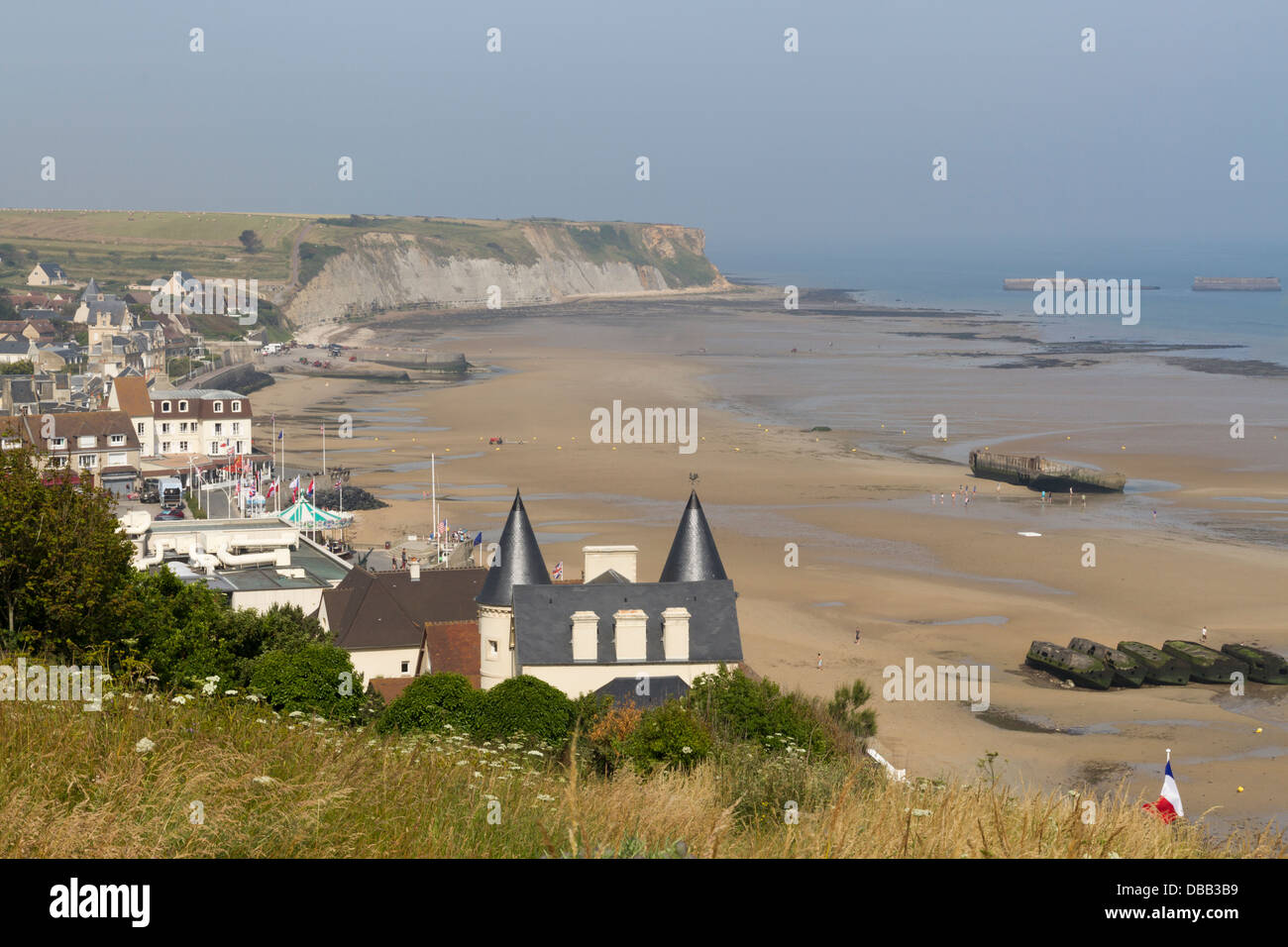 Frankreich-Normandie, Arromanches, Stadt & Mulberry Hafenstrand Stockfoto