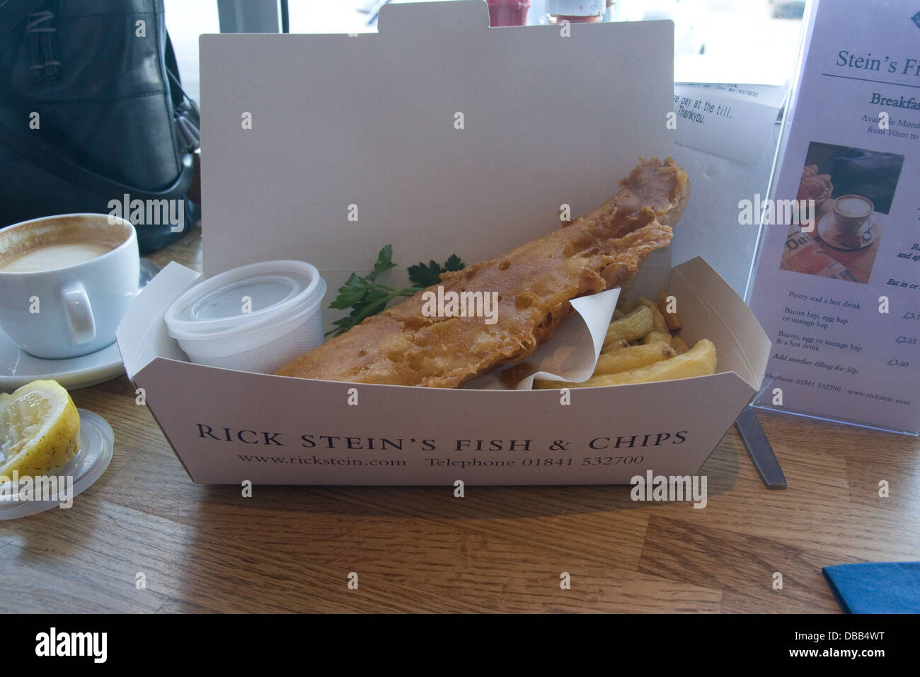 Fish &amp; Chips bei Rick Stein Fisch und Pommesbude in Padstow, Cornwall Stockfoto