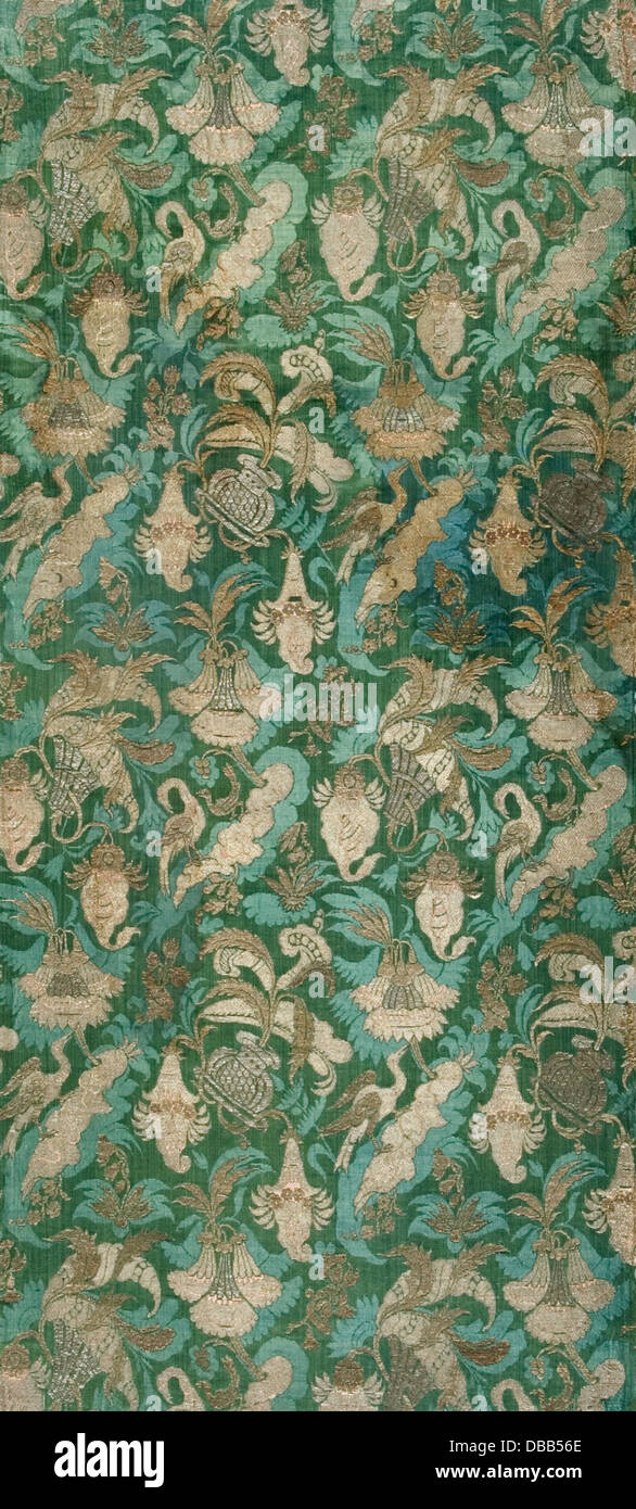 Dieses Textil besticht durch ein bizarres Design mit floralen Elementen, Wolken und Vögeln, die Teil der LACMA-Textilkollektion sind. Die komplizierten Designs zeigen historische Handwerkskunst und künstlerische Trends im Textildesign. Stockfoto