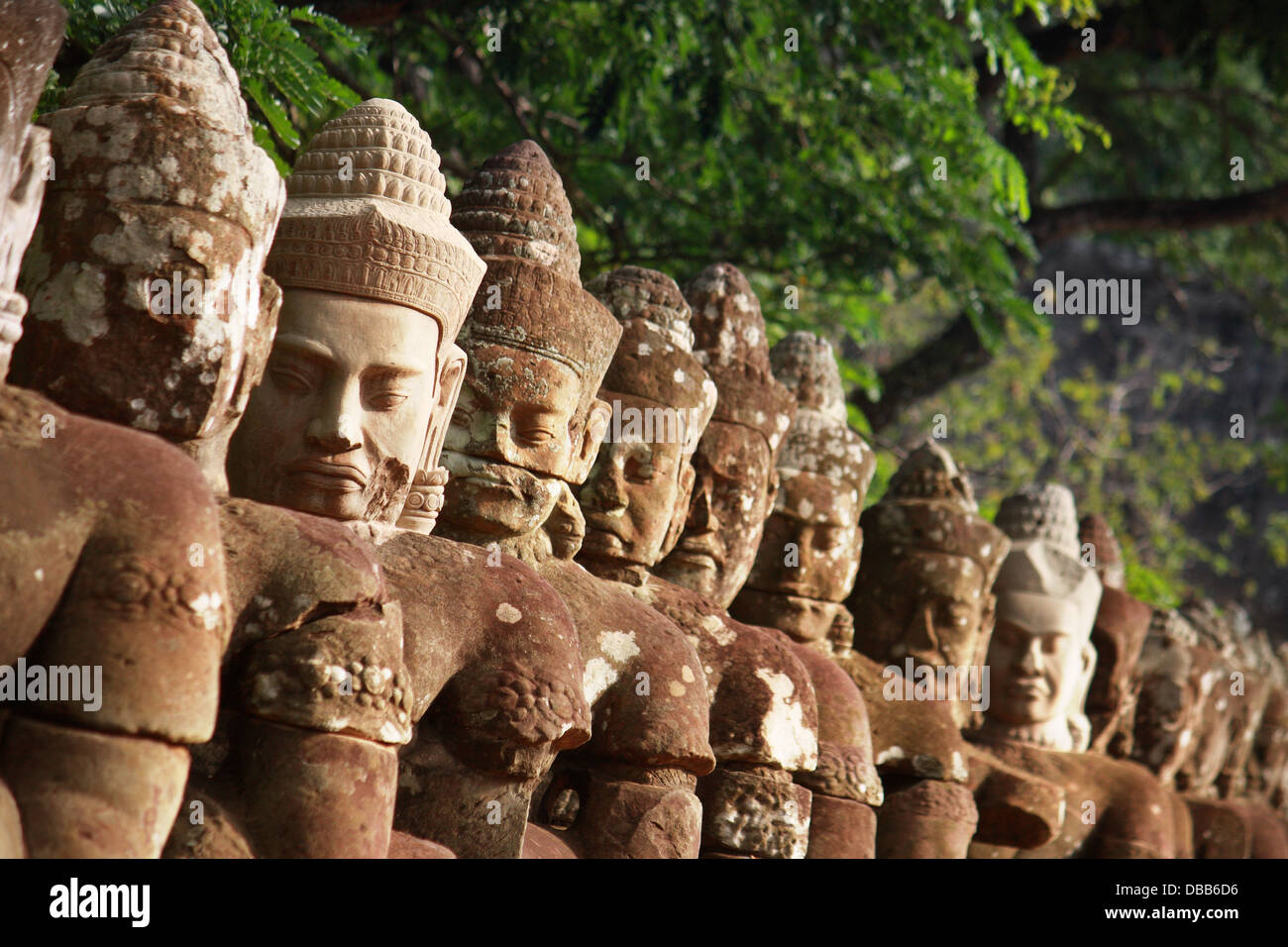 Giganten im Eingangstor von Angkor Thom Stockfoto