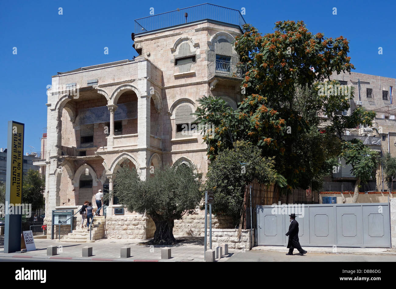 Die Außenseite des Museums auf die Naht ist eine sozio-politische Museum für Zeitgenössische Kunst in einem neoklassizistischen Gebäude in der Heimat der Familie des ursprünglichen Architekten, Andoni Baramki, einen palästinensischen arabischen, deren Eigentum durch Israel nach 1948 in Jerusalem Israel angeeignet wurde Stockfoto