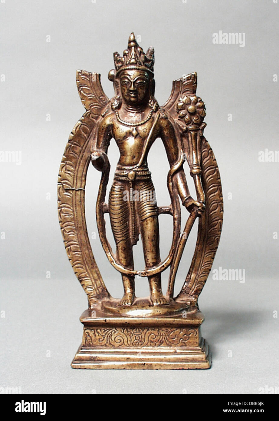 Diese Skulptur zeigt den Bodhisattva Padmapani, eine Schlüsselfigur im Mahayana-Buddhismus. In Bronze gegossen, zeigt es Padmapani mit einer Lotusblume, die Reinheit und Erleuchtung symbolisiert. Der heitere Ausdruck und die fließenden Gewänder der Figur spiegeln buddhistische ideale des Friedens und Mitgefühls wider. Stockfoto