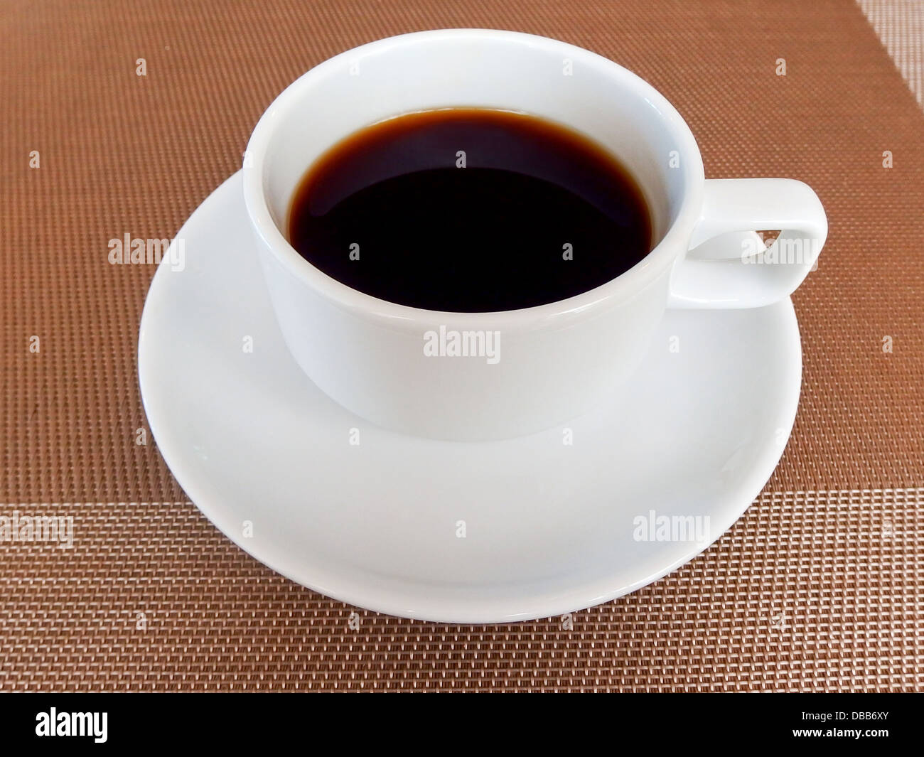 Tasse Kaffee auf der Pad-Platte. Stockfoto