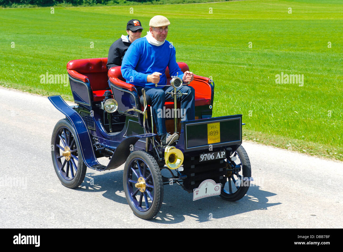 Oldtimer-Rallye für mindestens 80 Jahre alten Oldtimer mit Peugeot 26 Phaeton, erbaut im Jahre 1899 Stockfoto