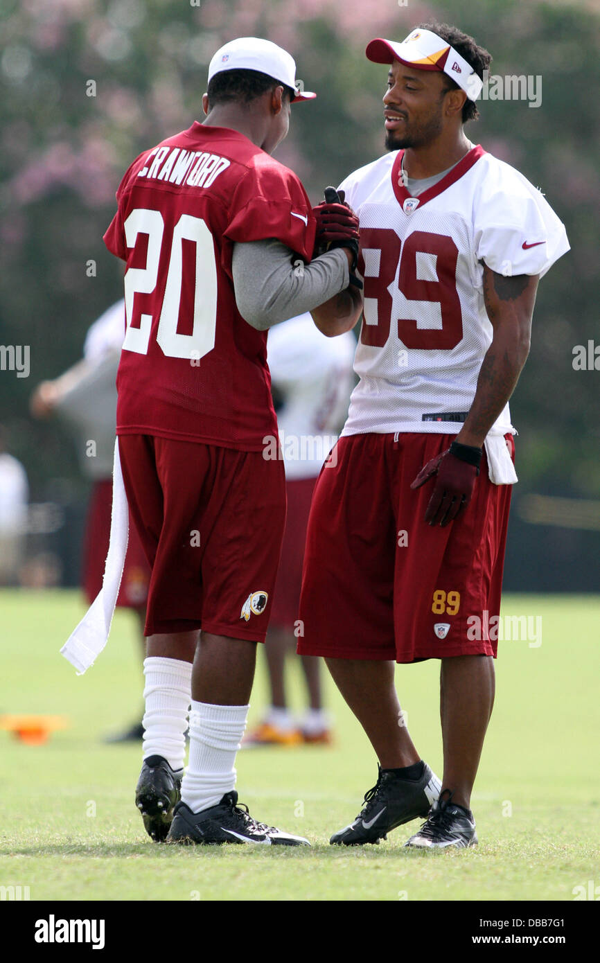 Richmond, Virginia, USA. 26. Juli 2013. 27. Juli 2013: Washington Redskins #89 Santana Moos Gespräche mit Washington Redskins #20 Richard Crawford bei der Bon Secours Schulungseinrichtung in Richmond, Virginia. Daniel Kucin Jr. / CSM/Alamy Live News Stockfoto