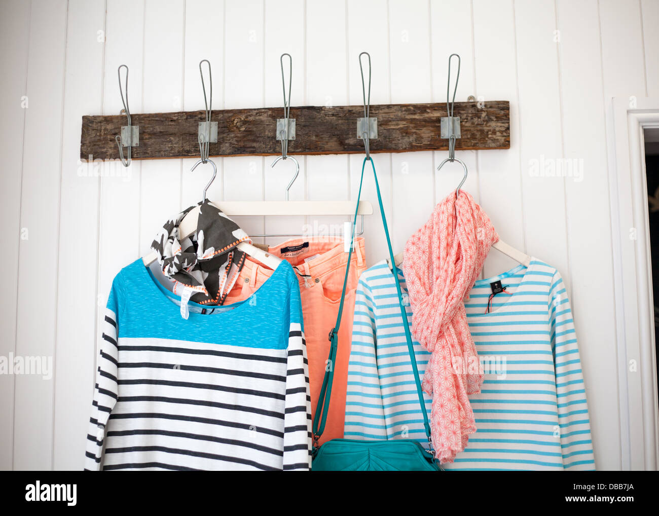 Mode Kleidung aufgehängt in einer Farbe-Geschichte Stockfoto