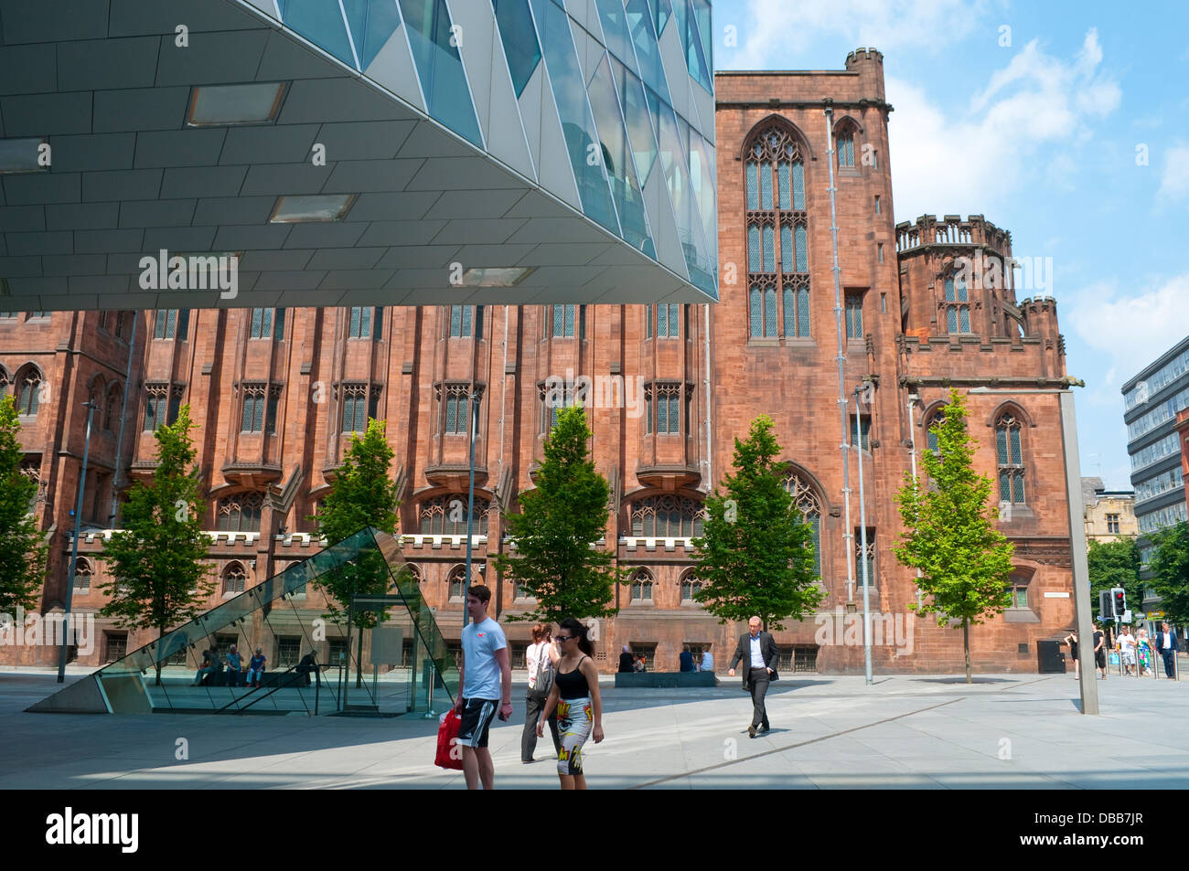 John Rylands Library und Emporio Armani Shop, The Avenue, Spinningfields, Manchester, UK Stockfoto