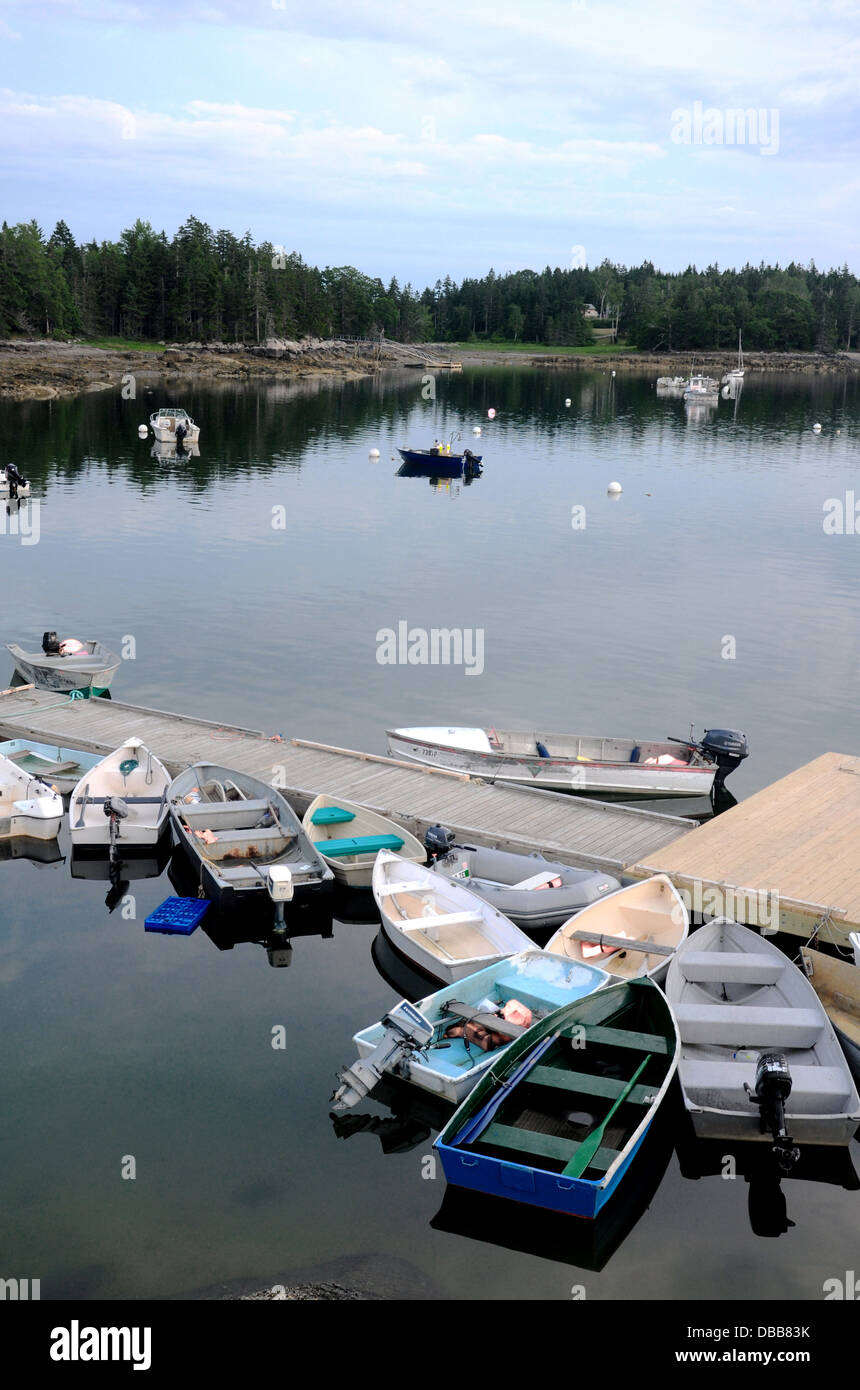Eine Reihe von Ruderbooten, Ruderboote, Motorboote gefesselt an einem dock Stockfoto