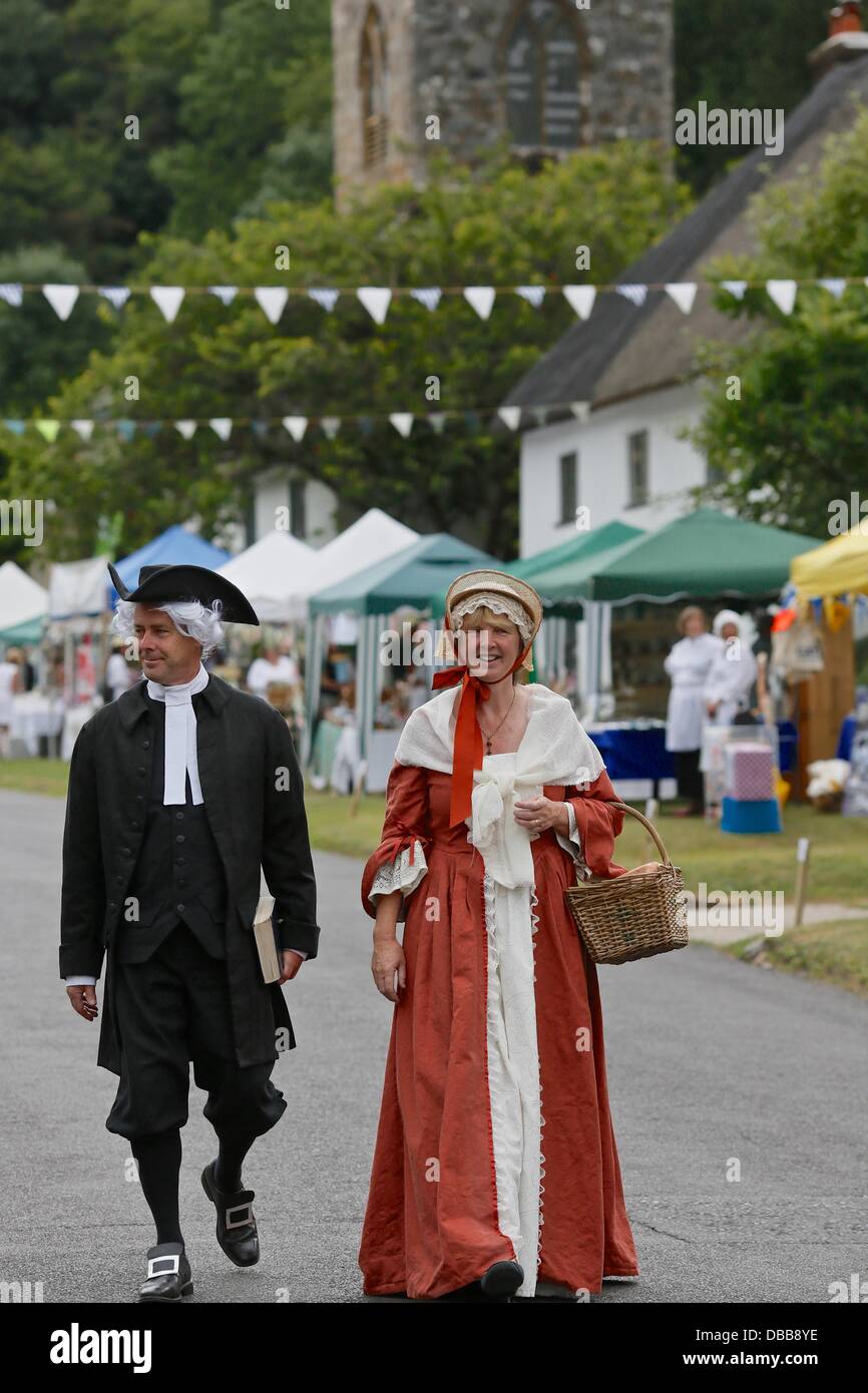 Milton Abbas, Dorset, UK. 27. Juli 2013. Milton Abbas wurde für den Verkehr gesperrt, als Bewohner und Besucher trat zurück in die Zeit des 18. Jahrhunderts Street Fair zu genießen wo Dorfbewohner und Budenbesitzer in Trachten gekleidet. Die ursprüngliche Stadt (genannt Middleton) abgerissen und in das nächste Tal verschoben, da Joseph Damer (später Lord Milton 1st Earl of Dorchester) die Nähe zu seinem großen Haus nicht mochte. Die Messe, die alle zwei Jahre stattfindet, wurde wiederbelebt, wenn heute Einwohner feiern die Gründung von neuen Dorf Milton Abbas wollte. Bildnachweis: Tom Corban/Alamy Live Stockfoto