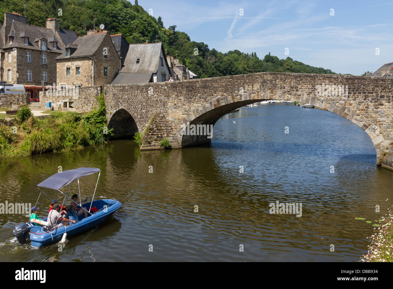 Frankreich-Bretagne, Dinan Hafen, Fluss Rance & alte Brücke Stockfoto