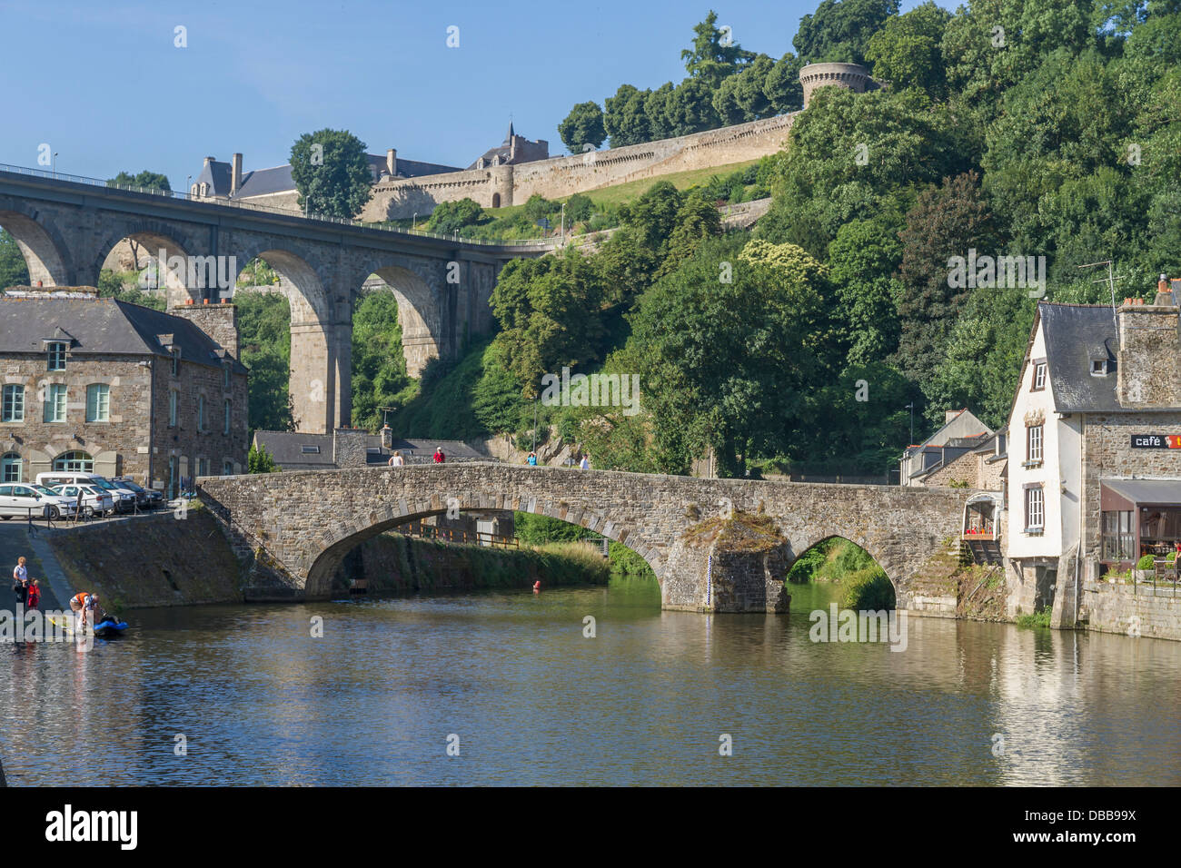 Frankreich-Bretagne, Dinan Hafen, Fluss Rance & Brücken Stockfoto