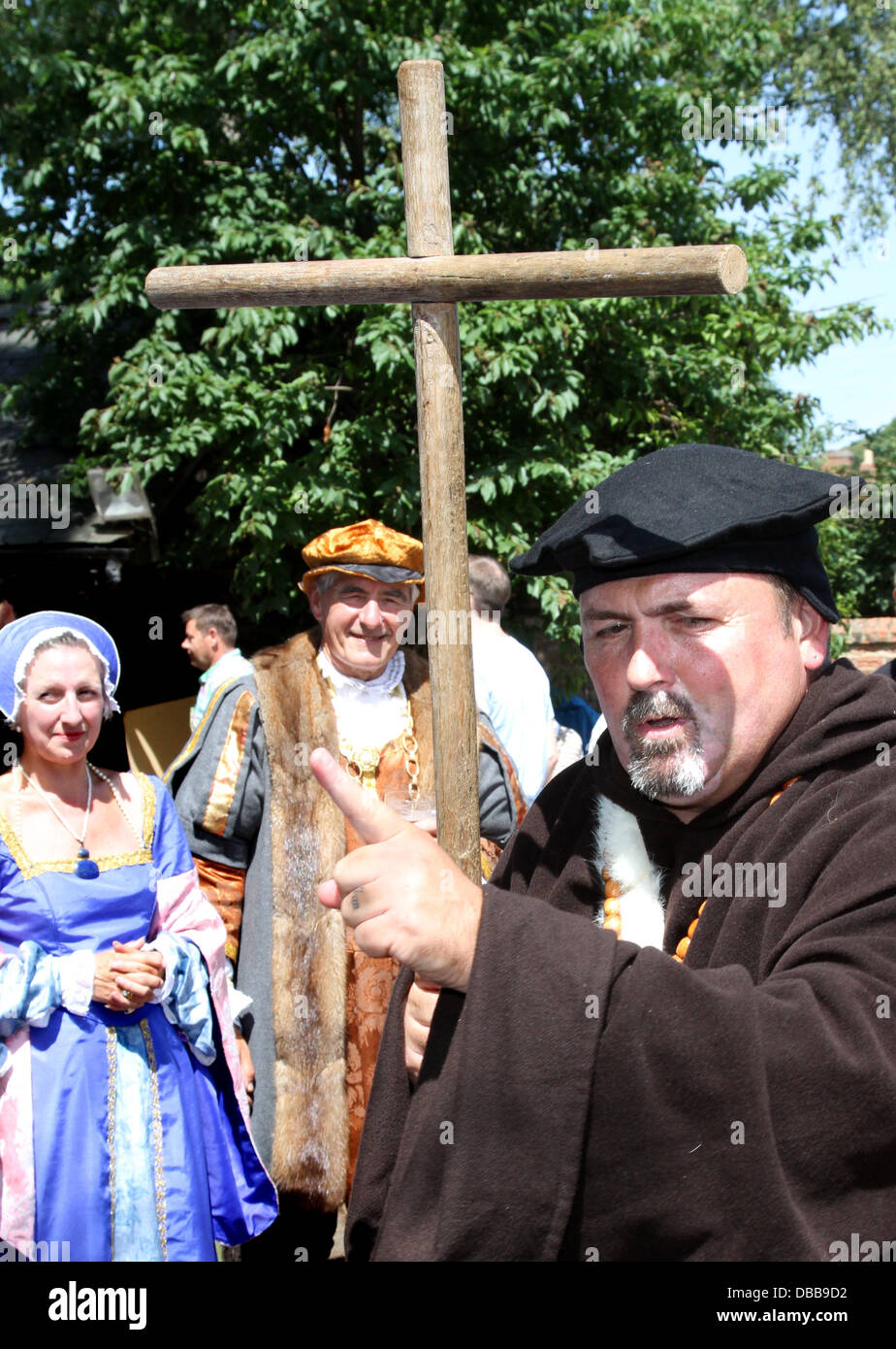 Ampthill, Bedfordshire, UK. 27. Juli 2013.  Priester Aragon-Tages-Festival feiert die lokalen Verbindungen mit Königin Katherine von Aragon. Statt jedes Jahr und jetzt in seiner "10. Jahr in Bedfordshire Marktgemeinde Ampthill, UK - 27. Juli 2013 Foto von Keith Mayhew/Alamy Live News Stockfoto