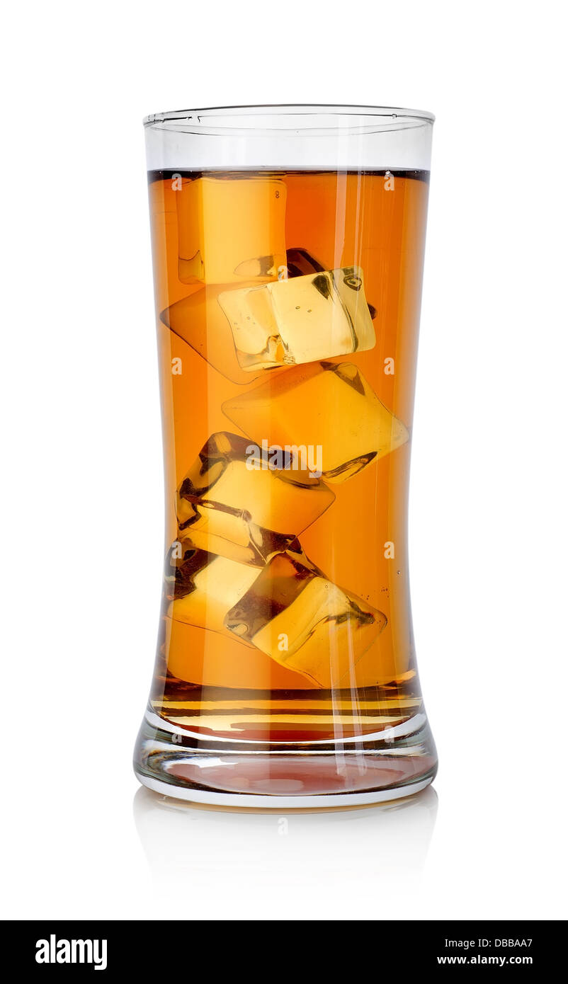 Bier mit Eiswürfeln in ein Glas isoliert auf weißem Hintergrund Stockfoto