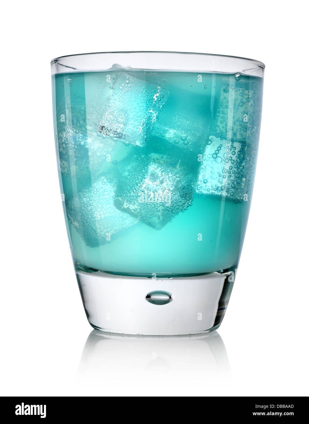Blaue Getränk mit Eiswürfel in ein Glas isoliert auf weißem Hintergrund Stockfoto