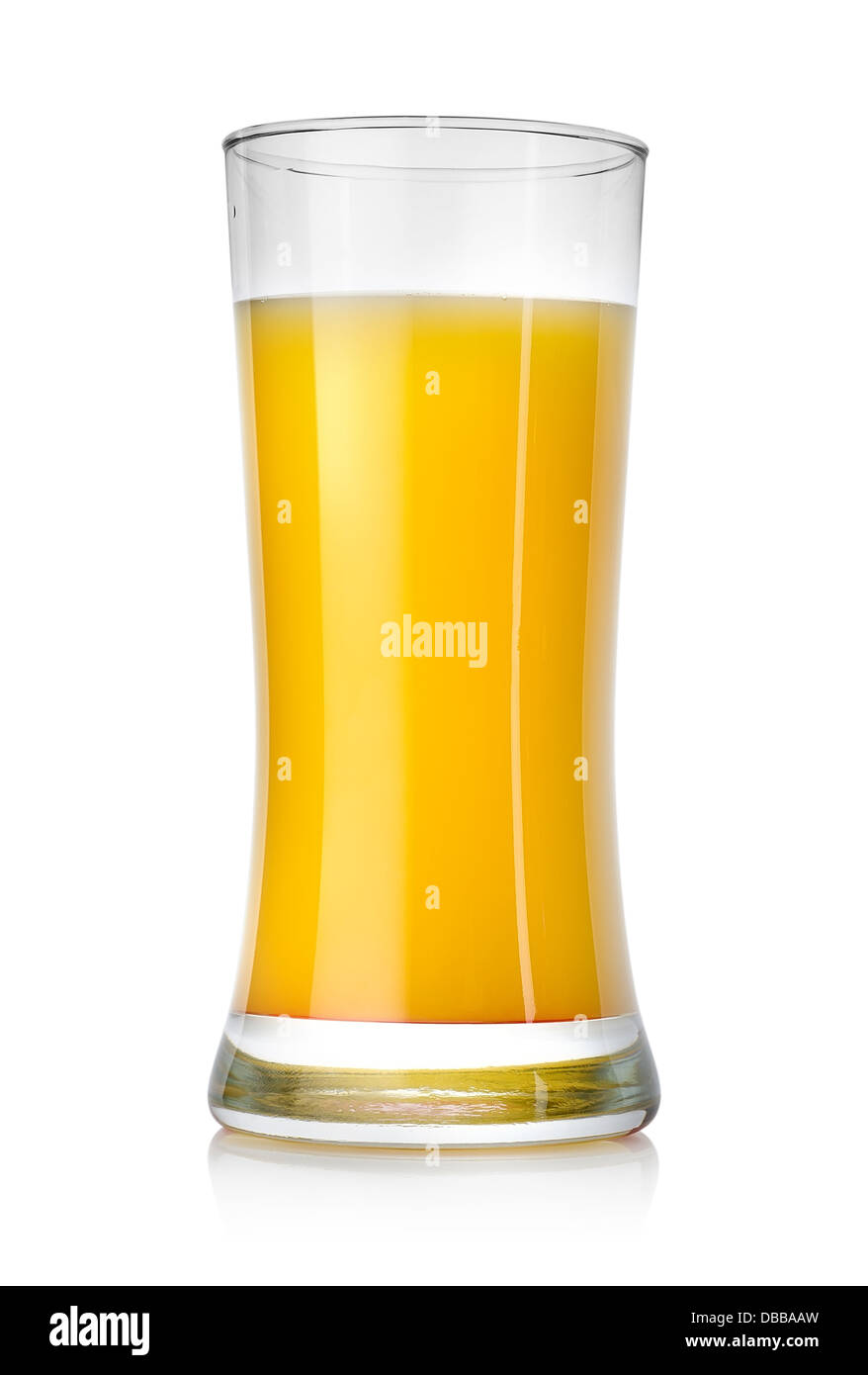 Saftige Orangensaft in ein großes Glas isoliert auf weißem Hintergrund Stockfoto