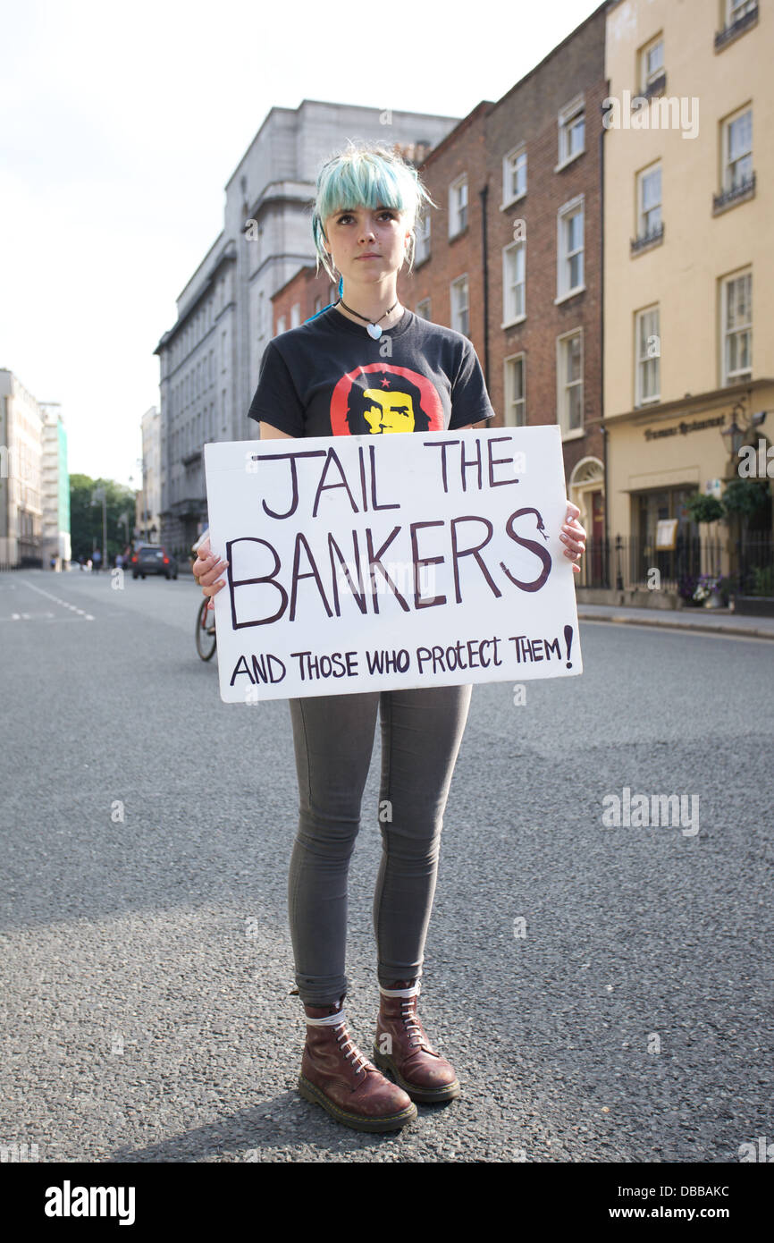 Porträt der jungen Frauen stehen auf der Straße in Dublin, Irland, mit einem Protest-Plakat lesen Gefängnis die Banker Stockfoto