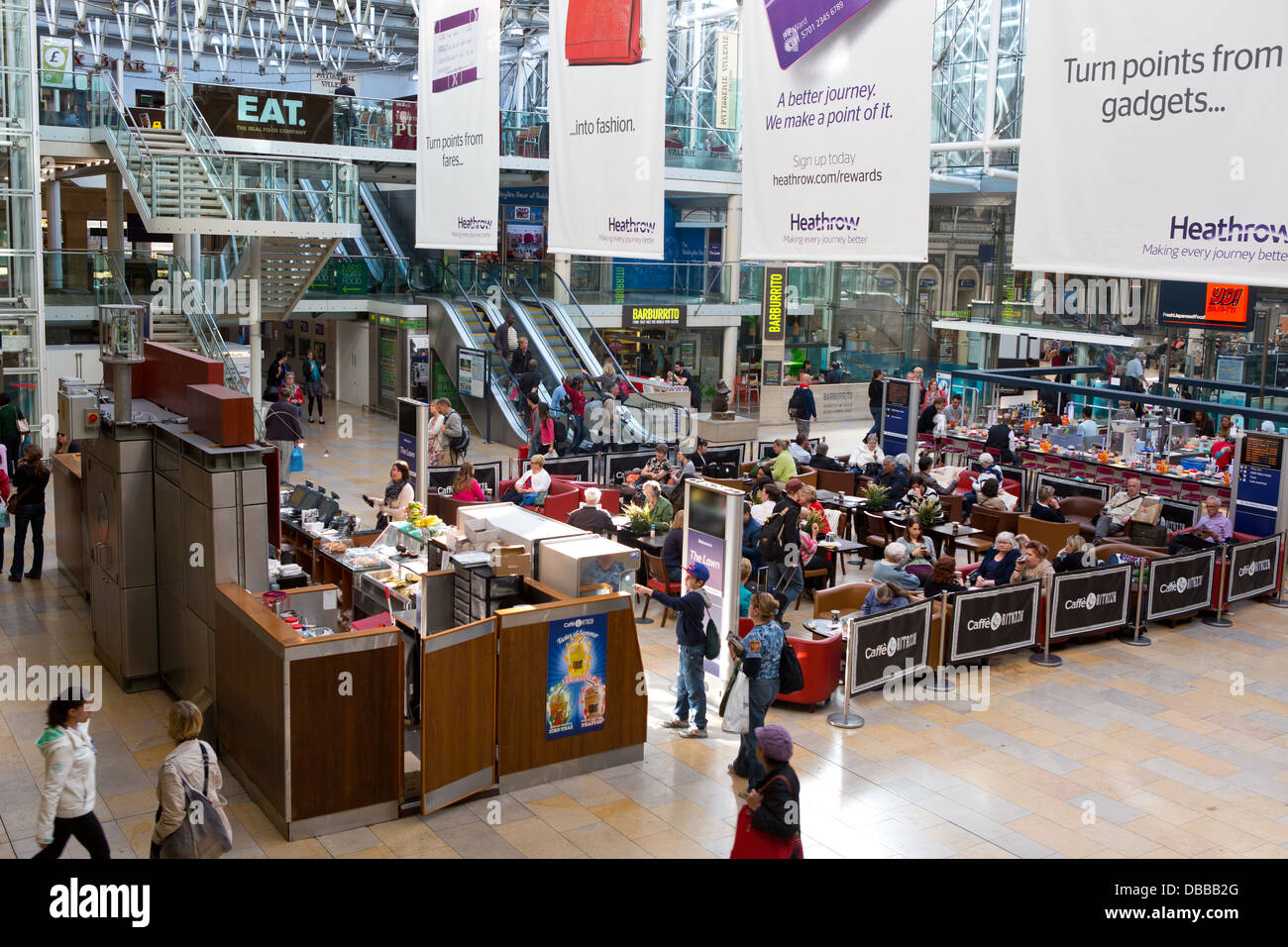 Die Einkaufspassage in der Hauptstrecke Bahnhof Paddington. Stockfoto