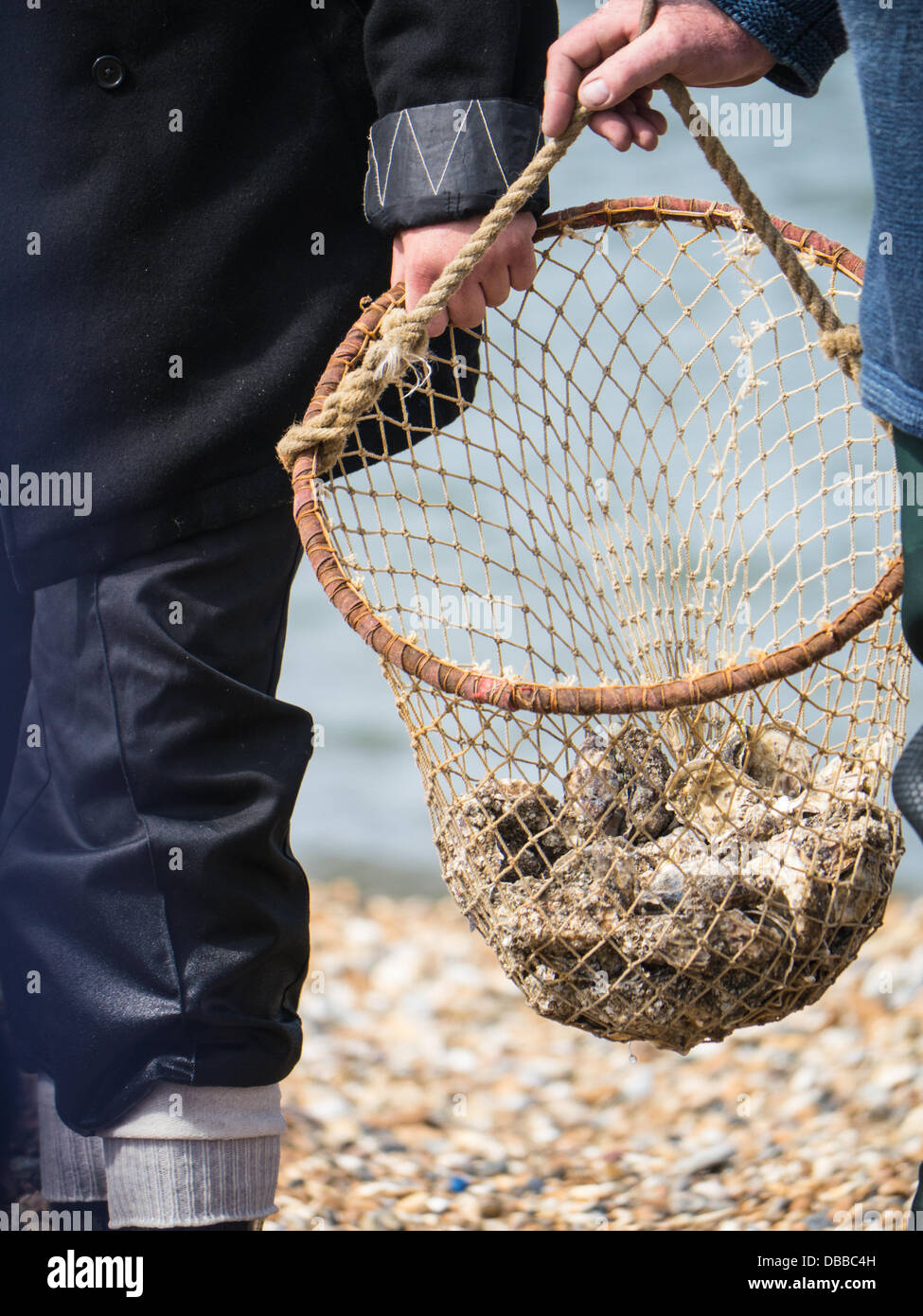 Whitstable, Kent, UK - 27. Juli 2013: Lokale Männer nehmen an der Landung der feierlichen Austern am ersten Tag der Whitstable Oyster Festival Kredit: CBCK-Christine/Alamy Live News Stockfoto
