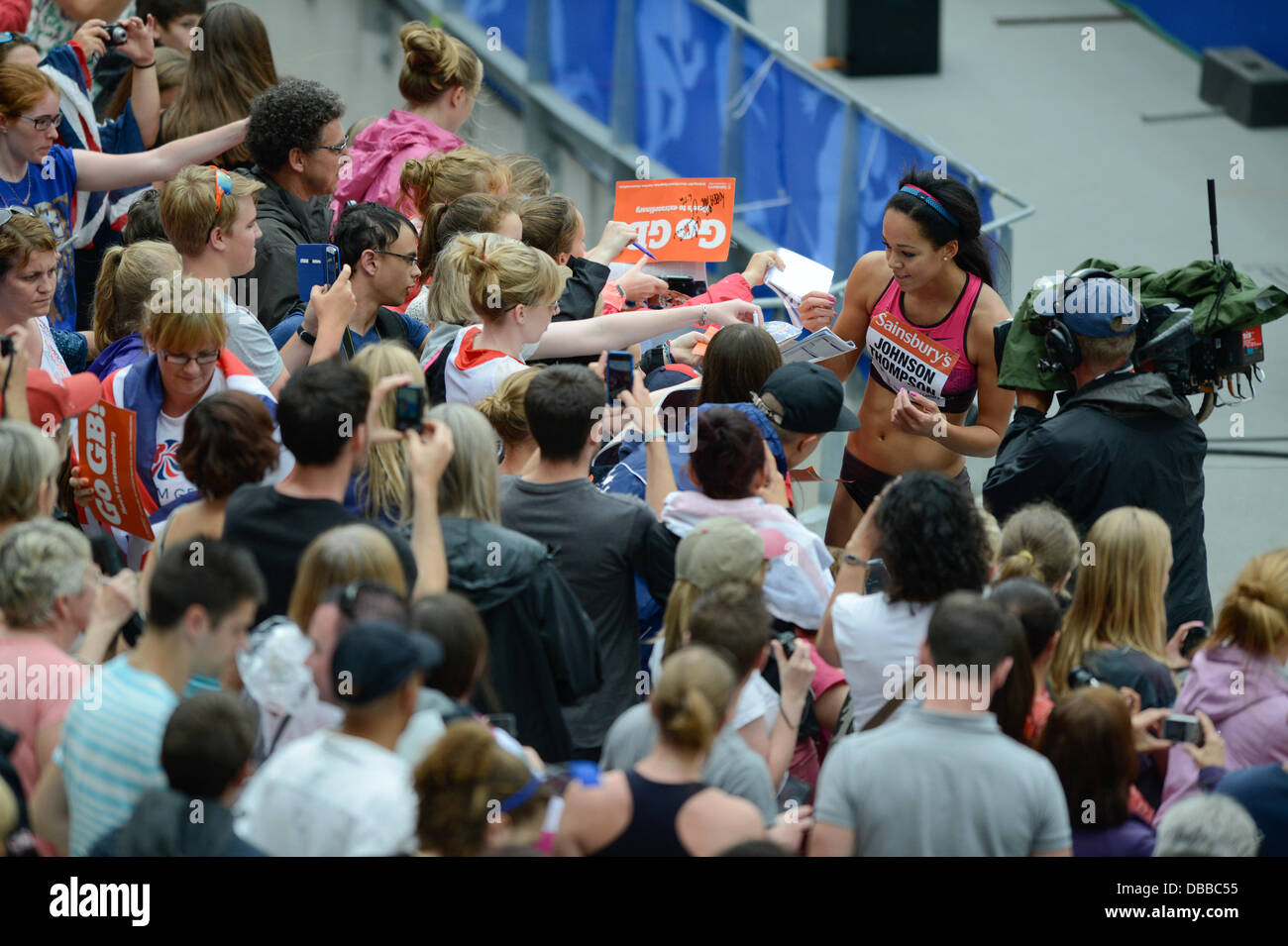 LONDON, VEREINIGTES KÖNIGREICH. Samstag, 27. Juli 2013. Katarina Johnson-Thompson gibt Autogramme für die Fans, die nach ihrem Sieg im Weitsprung der Frauen bei der 2013 IAAF Diamond League Sainsbury Jubiläumsspiele im Queen Elizabeth Park Olympiastadion in London statt. Bildnachweis: Russell Hart/Alamy Live-Nachrichten. Stockfoto