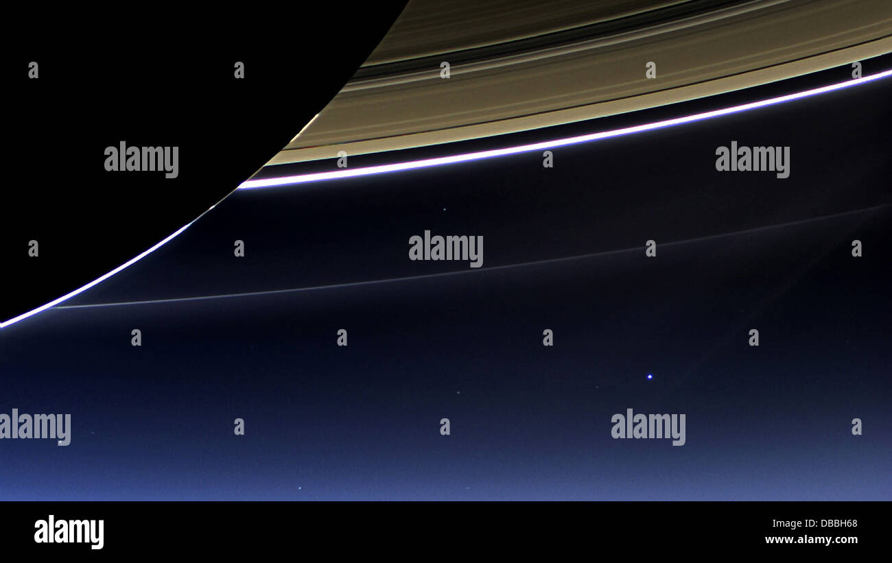 NASA Cassini Raumsonde Bild von Saturns Ringen und Planet Erde und Mond Stockfoto NASA Cassini Raumsonde Bild von Saturns Ringen und Planet Erde und Mond Stockfoto