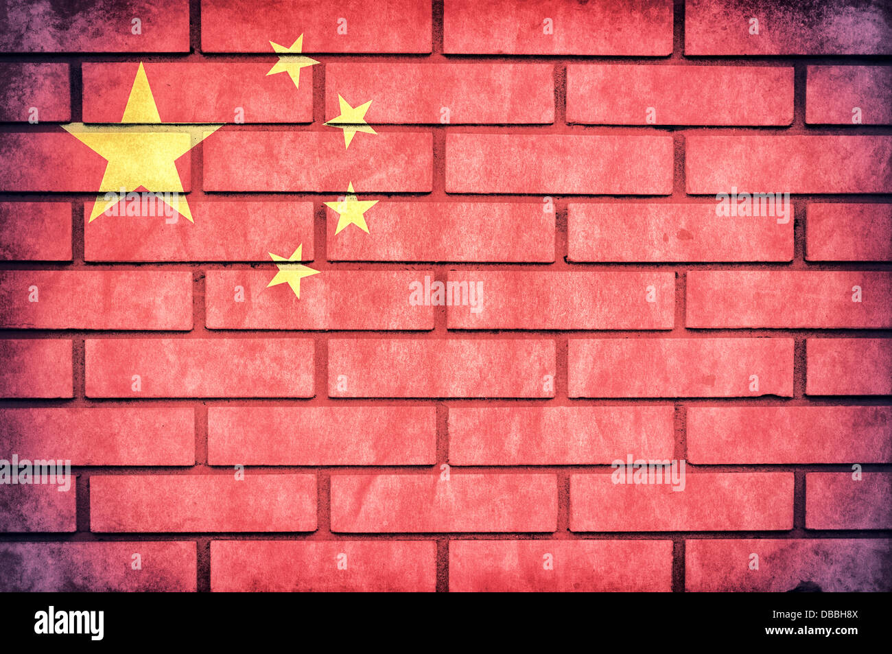 China-Flagge auf den alten roten Ziegeln Stockfoto