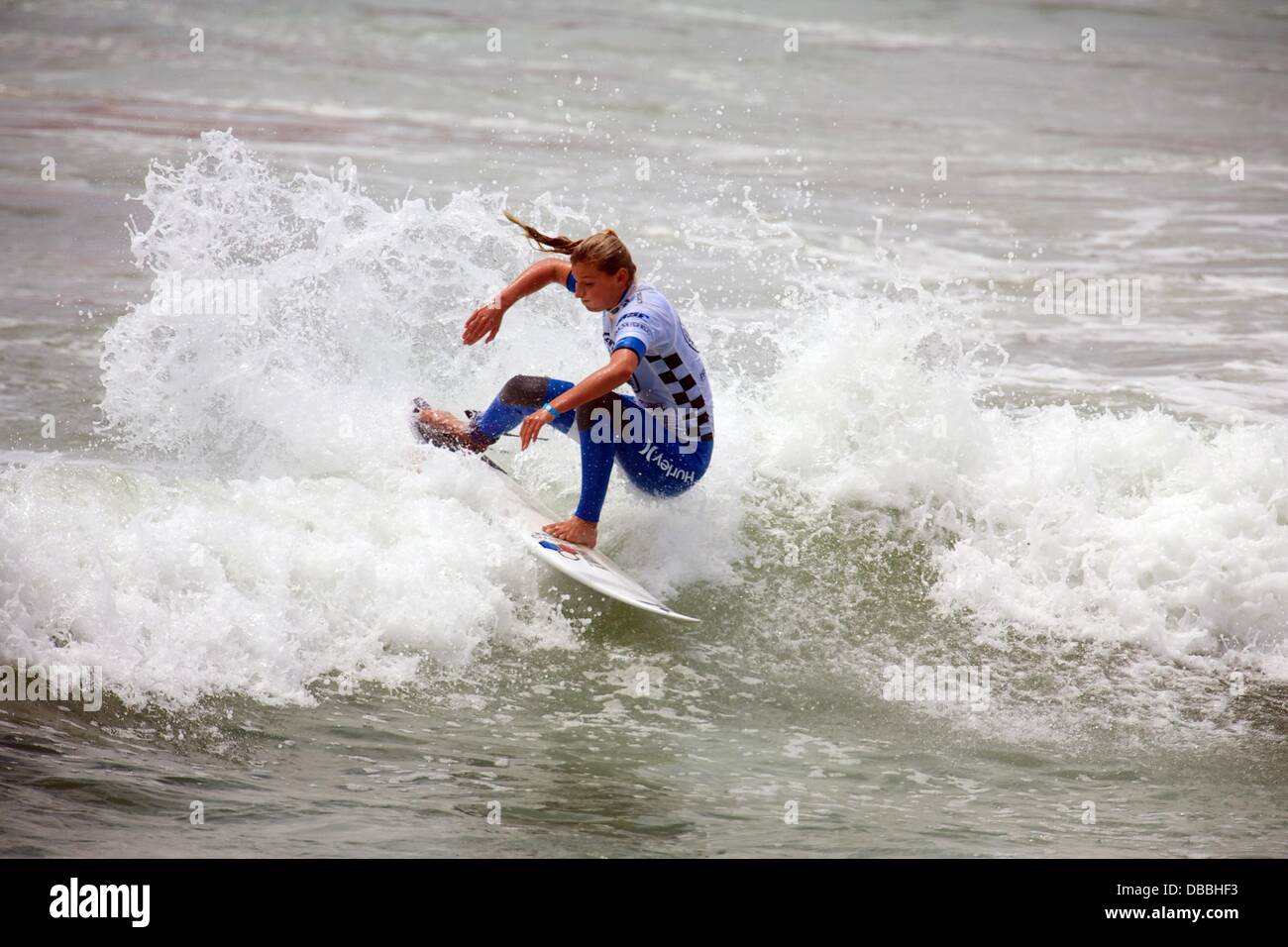 Huntington Beach, CA, USA. 27. Juli 2013. 26. Juli 2013: Lakey Peterson, der Titelverteidiger, reitet eine Welle während Förderwettbewerbs Vans uns Open of Surfing in Huntington Beach, CA. Credit: Csm/Alamy Live-Nachrichten Stockfoto