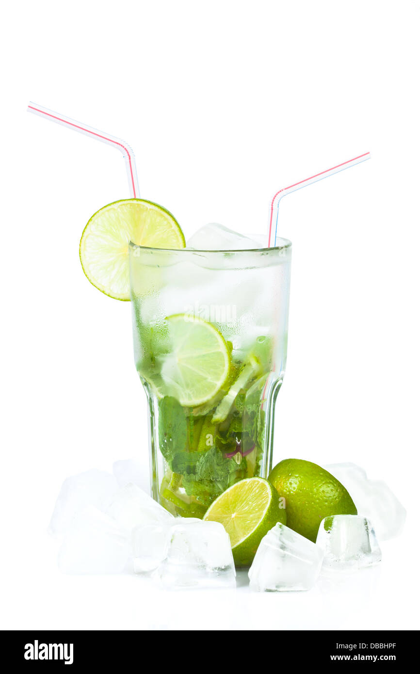 Mojito cocktail auf weißem Hintergrund Stockfoto