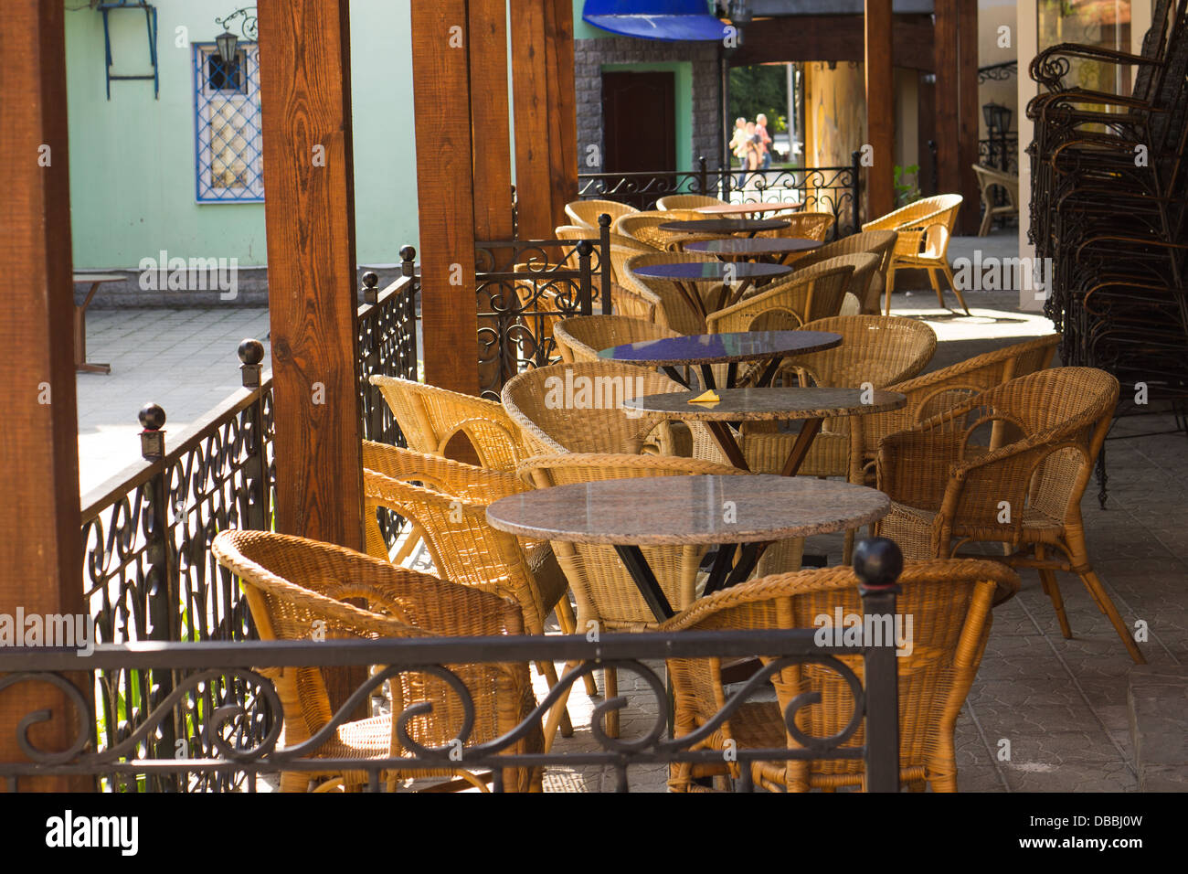 Straßencafé mit Korbstühlen Morgen Stockfoto