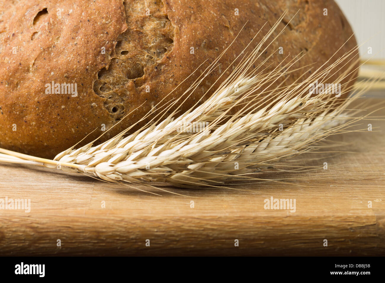 Vollkorn Weizenbrot mit Ährchen Weizen Stockfoto
