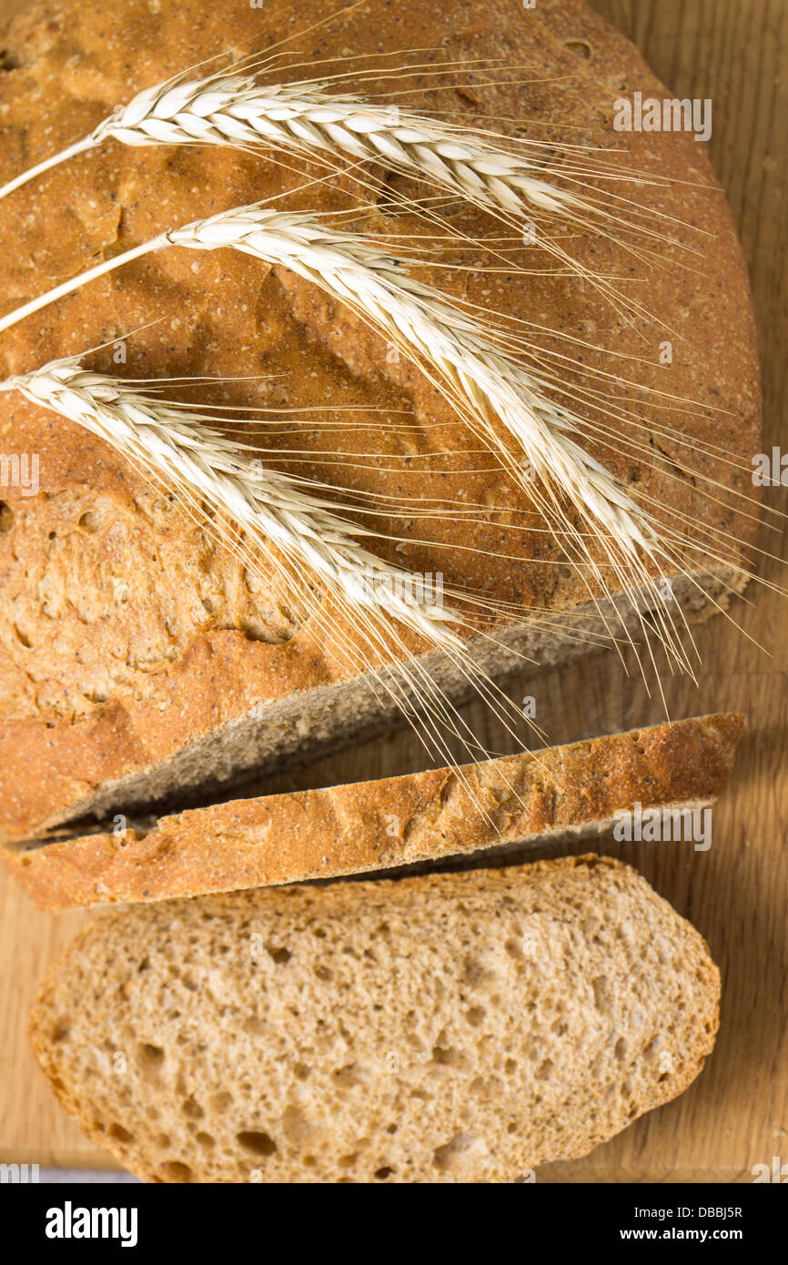 Weizen Brot auf Holz Schneidebrett geschnitten. Ansicht von oben Stockfoto