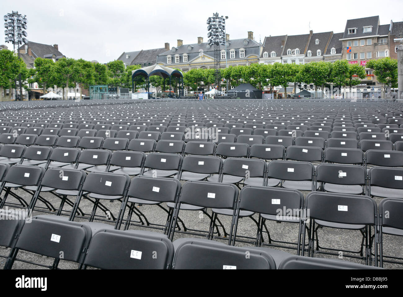 Stadt Maastricht Vrijthof Square wiederholte Reihen Klappstühle bereit für Sitzkarteninhaber beim Andre Rieu Sommerkonzert Limburg EU im Freien Stockfoto