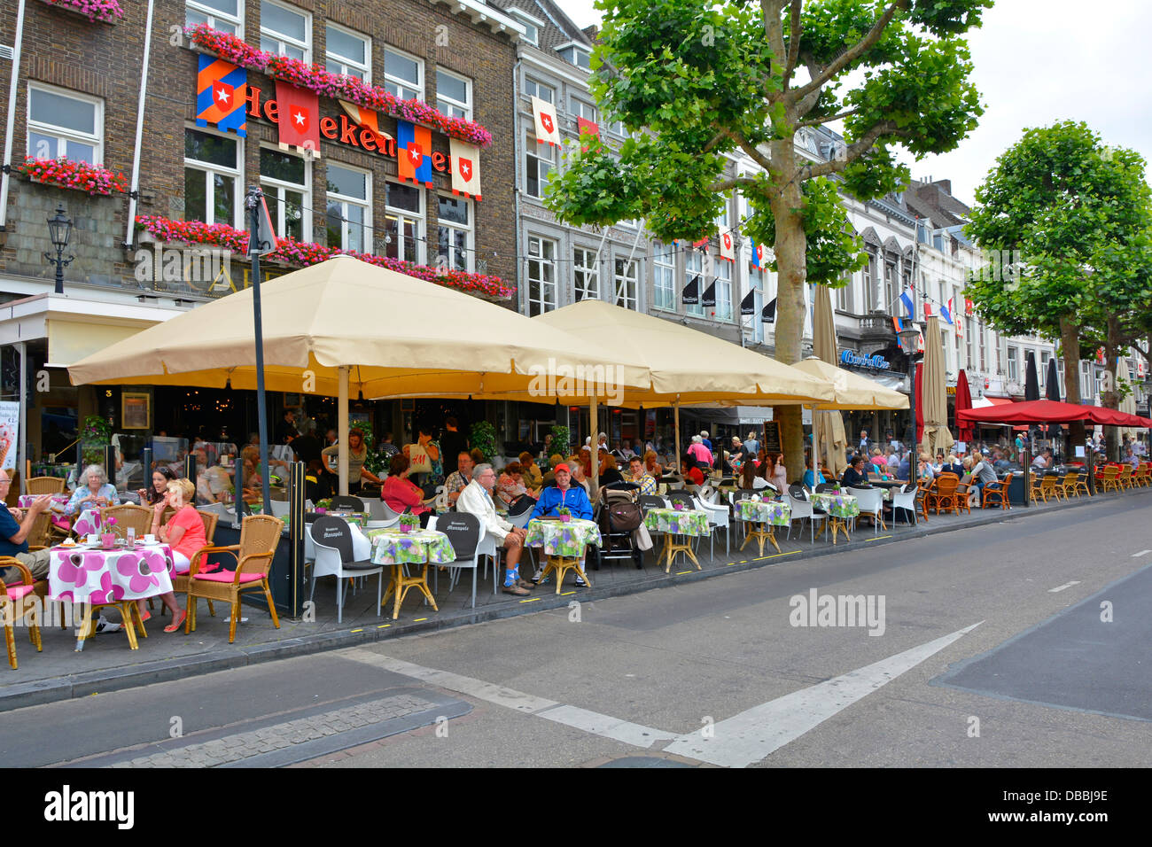 Maastricht City eine Seite des Vrijthof Square Ticketinhaber sitzen im Freien in Straßencafés und Restauranttischen warten auf den Start André Rieu Musikkonzert EU Stockfoto